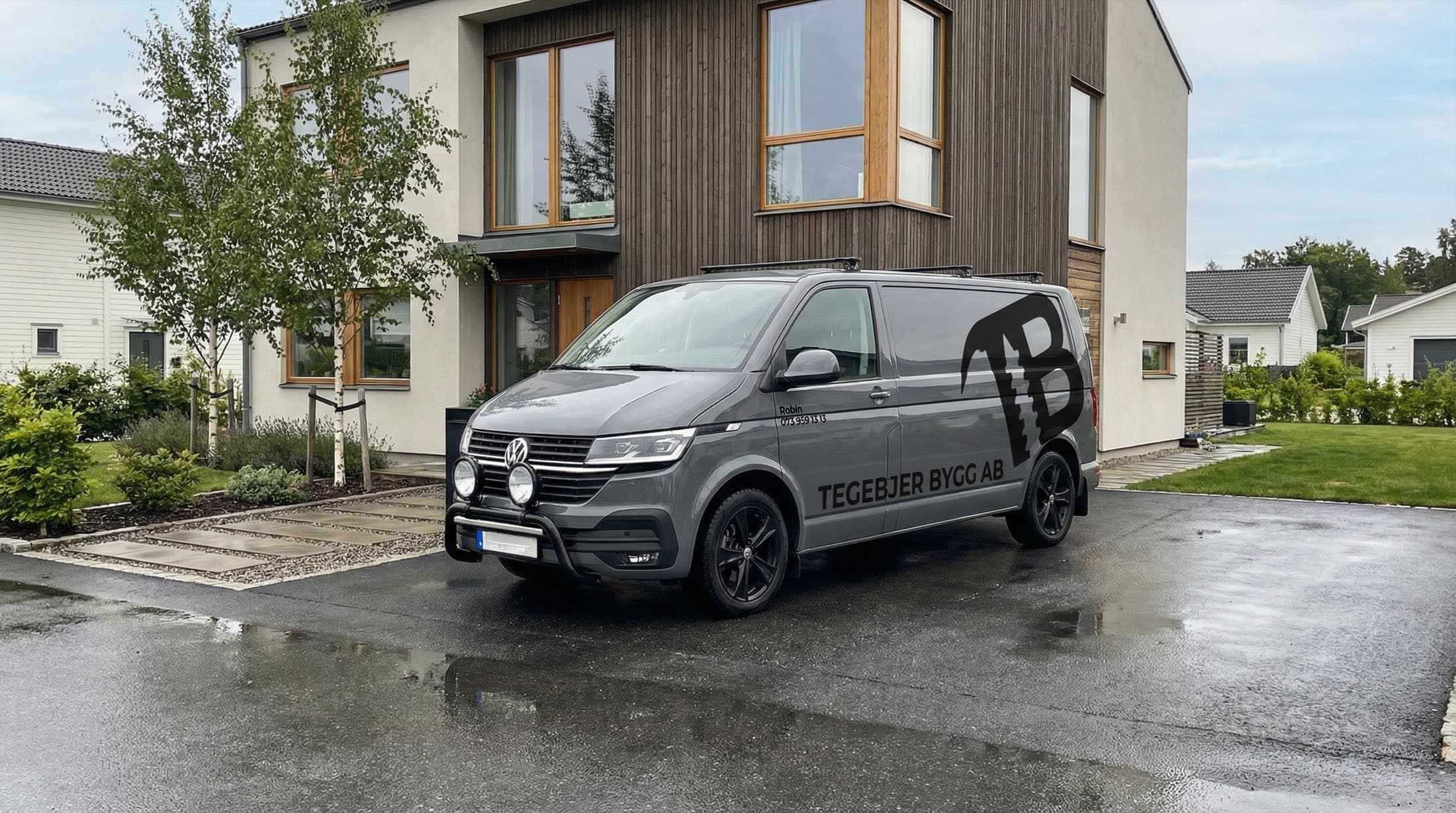 Tegebjer Bygg AB:s arbetsbil vid ett byggprojekt i Katrineholm
